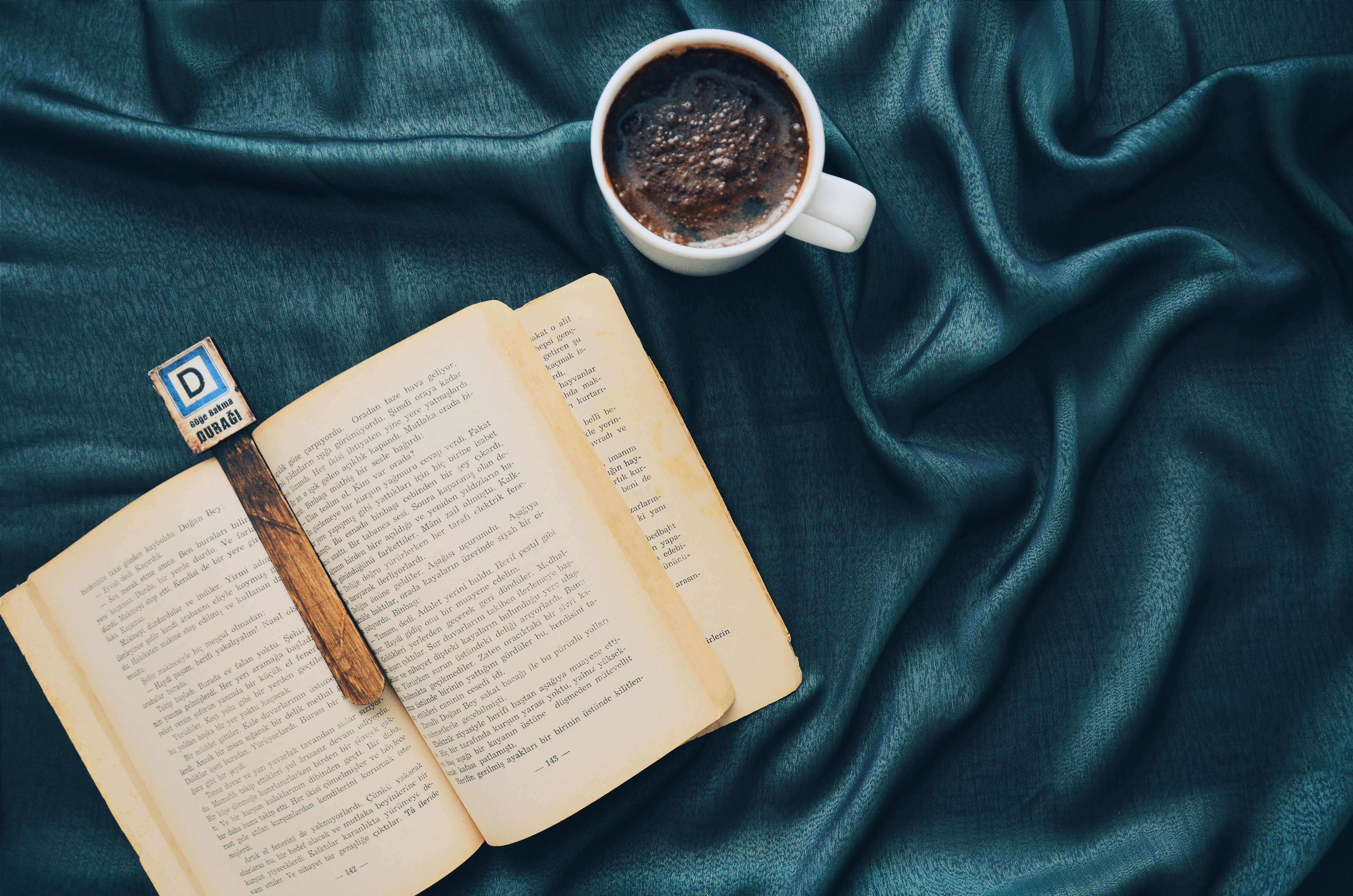 Imagen libro, cafe y marcapáginas