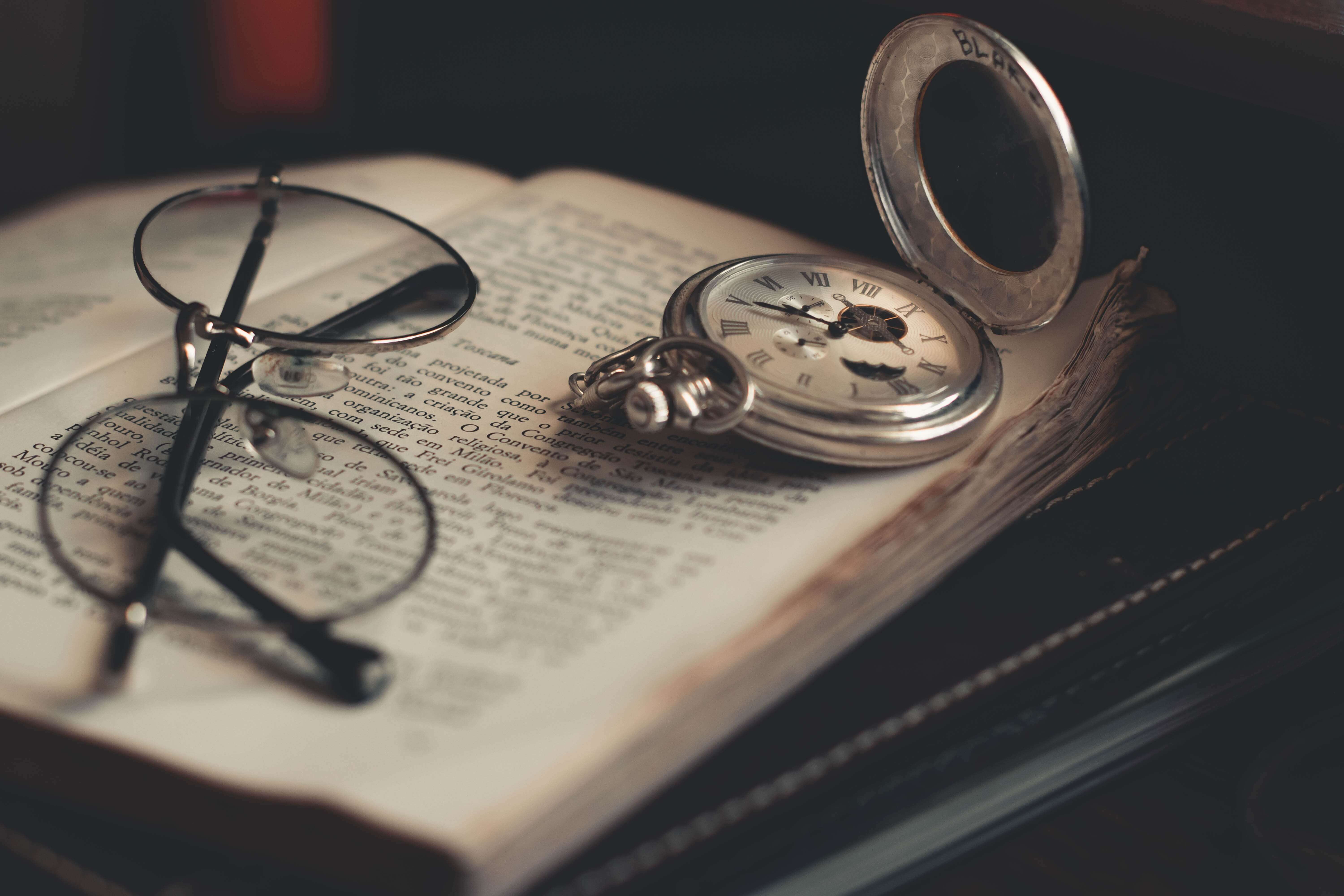 Imagen libro, lentes y reloj