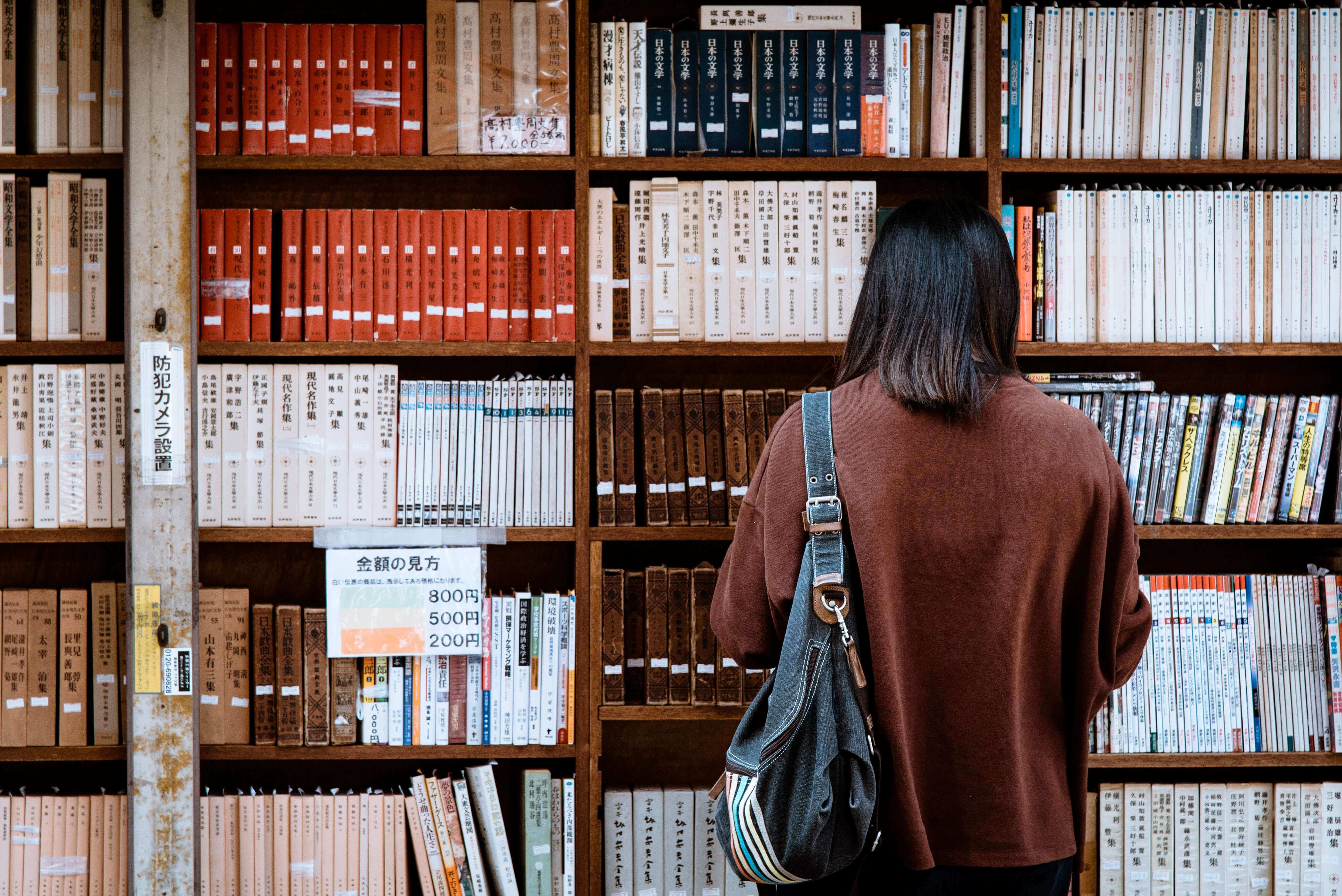 Imagen persona en biblioteca